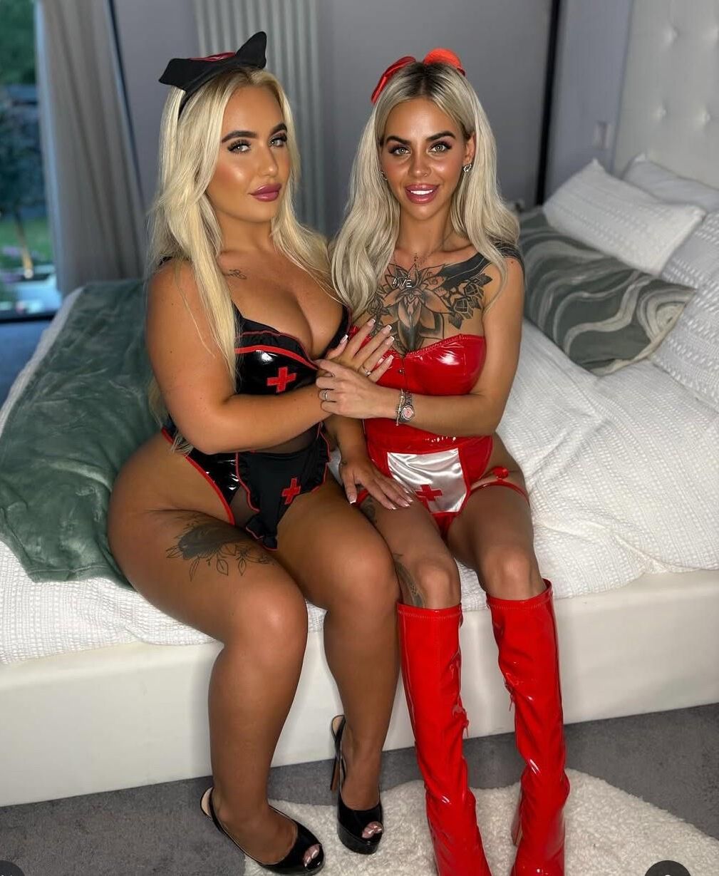 Blonde Left or Right 