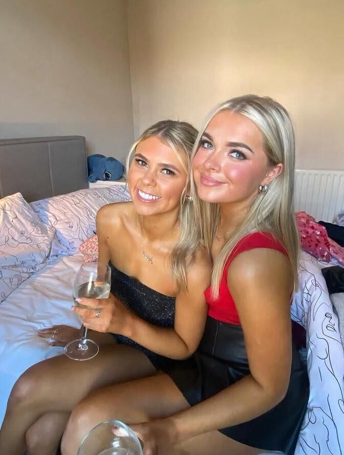 Blonde Left or Right 