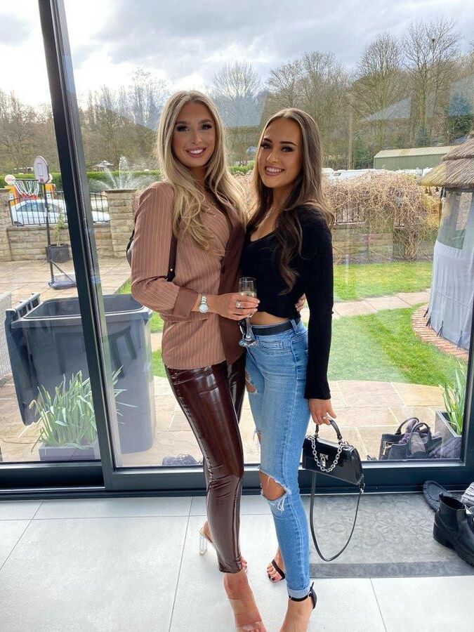 Blonde Left or Right 