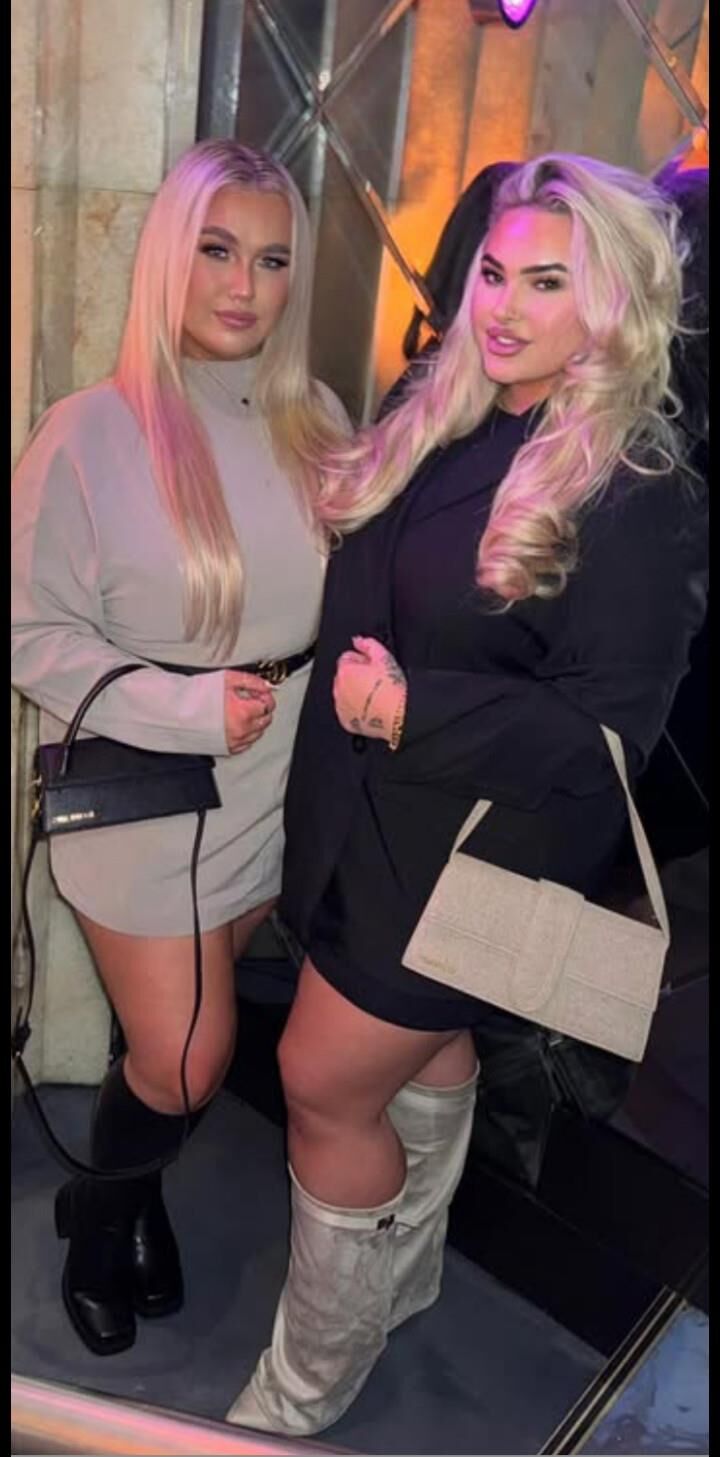 Blonde Left or Right 