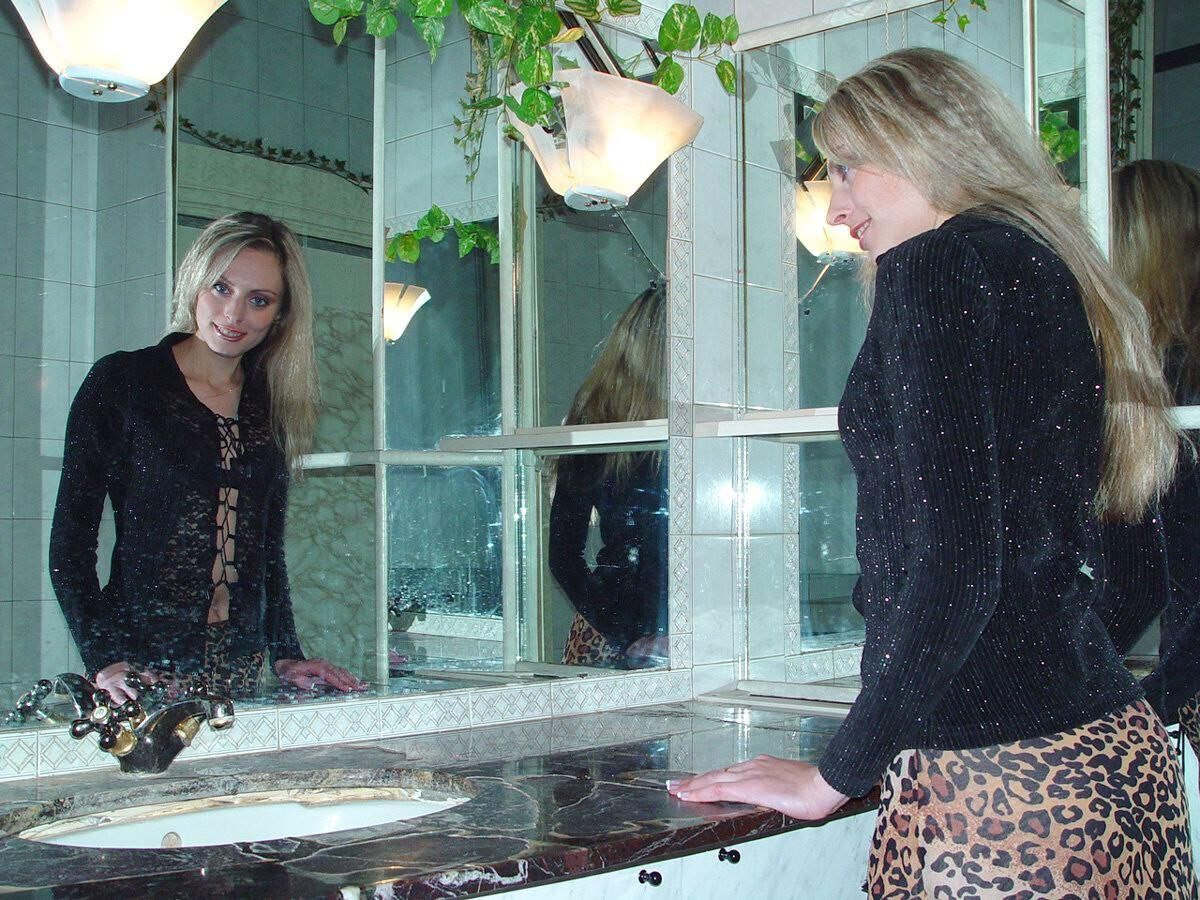 Blond sexy sur mirrow