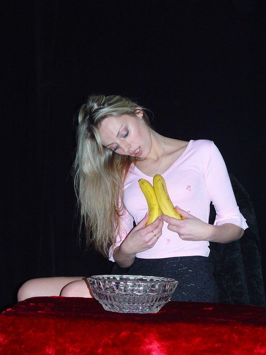 Blonde sexy jouent avec des fruits