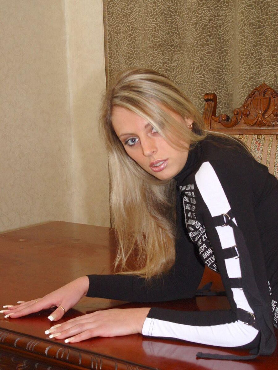 Blonde en casseroles en jeans jouant avec un gode
