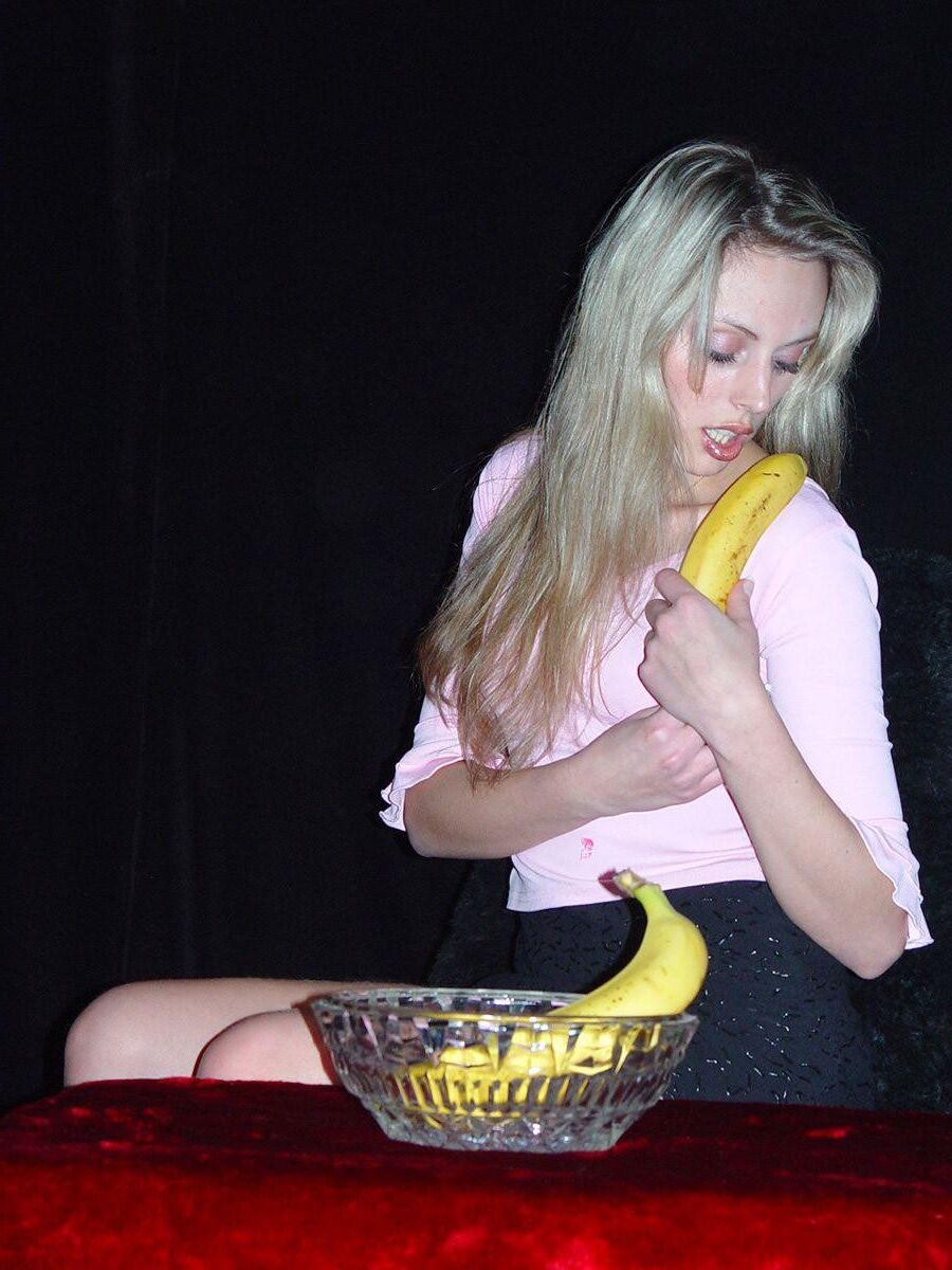 Blonde sexy jouent avec des fruits