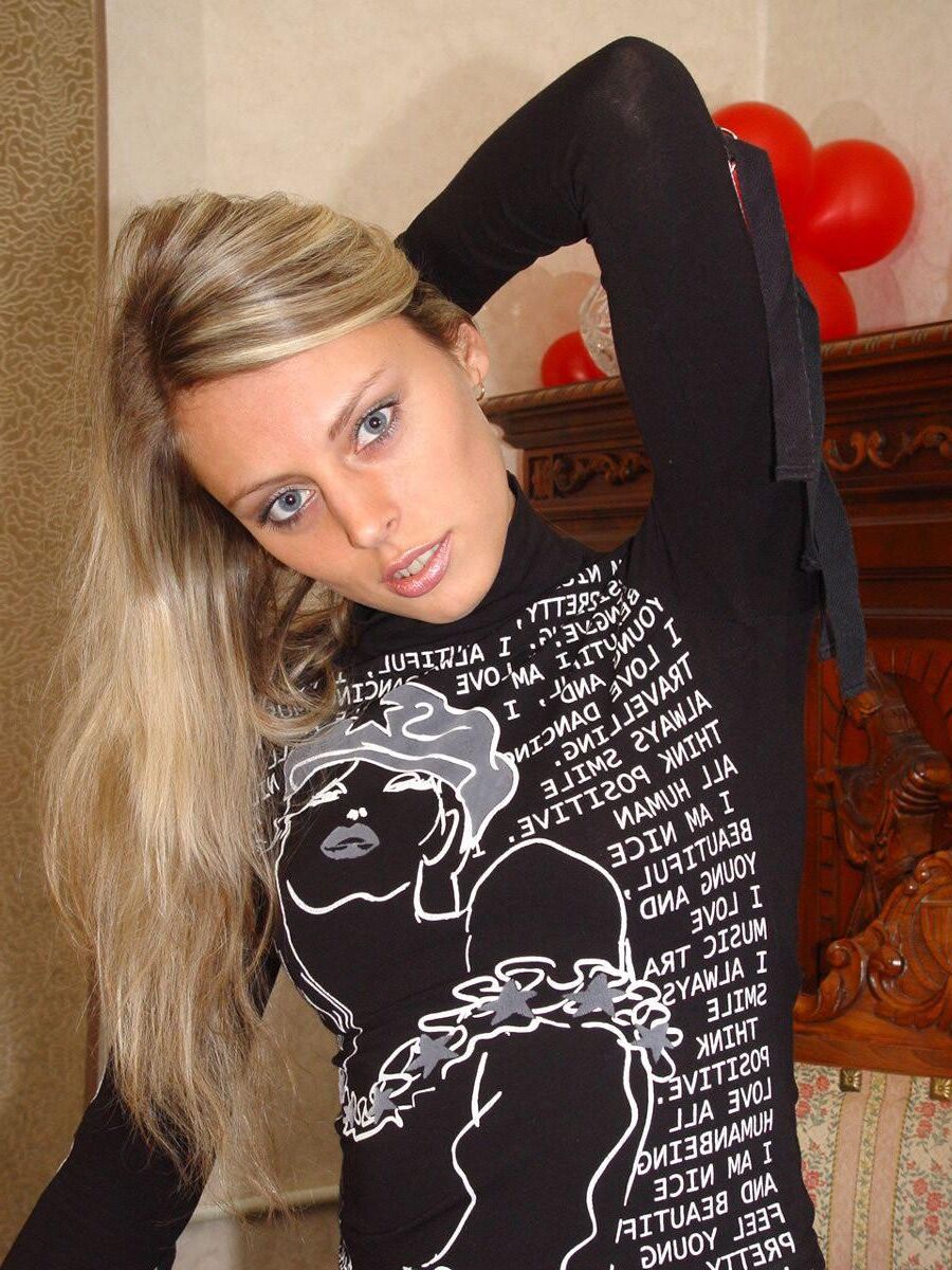Blonde en casseroles en jeans jouant avec un gode