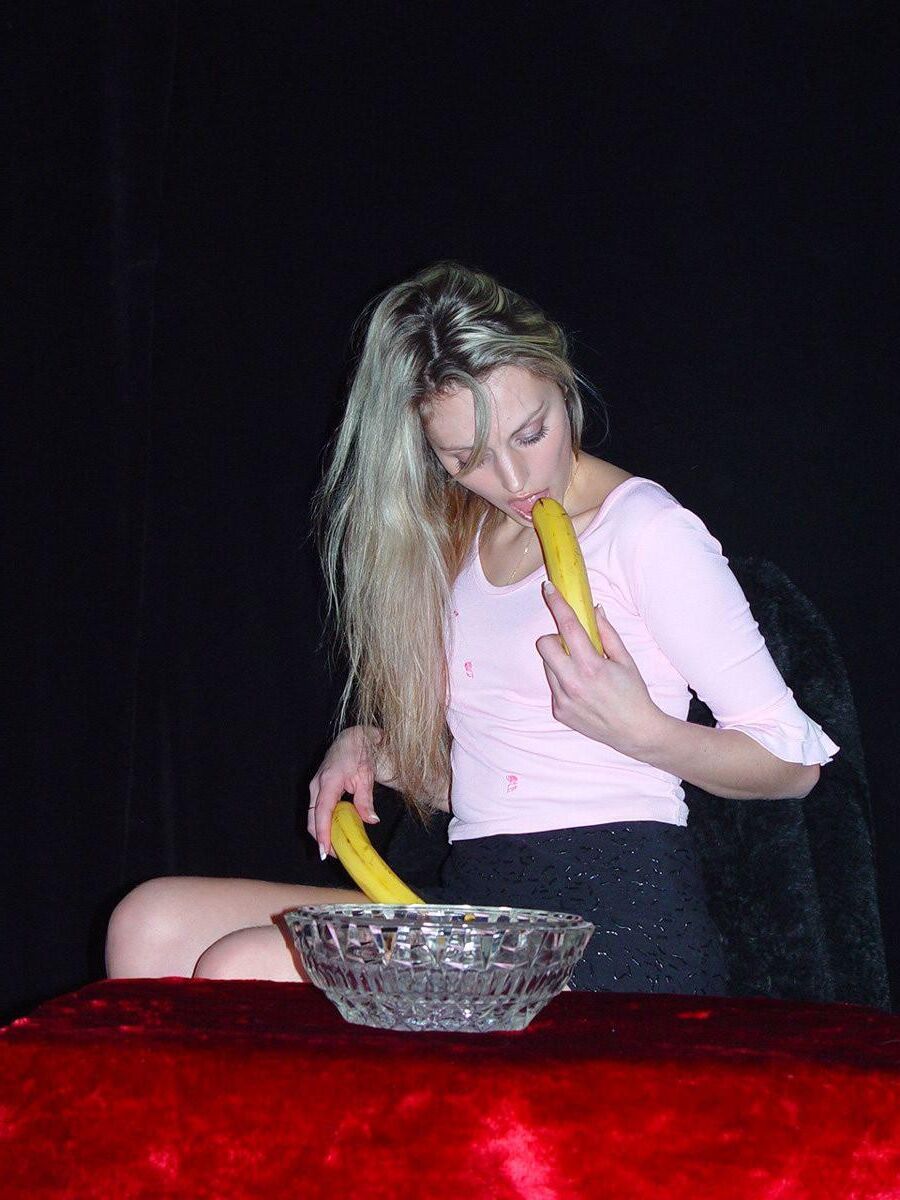 Blonde sexy jouent avec des fruits