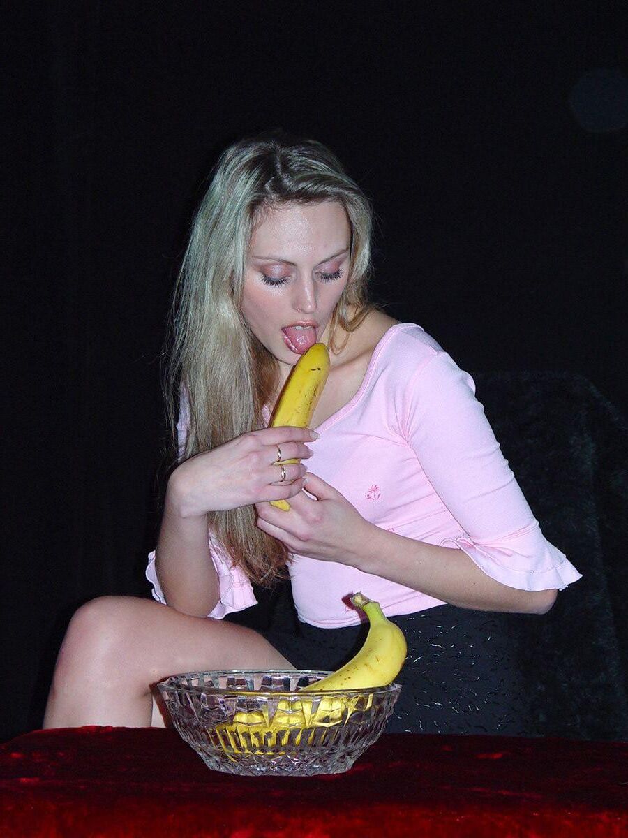 Blonde sexy jouent avec des fruits