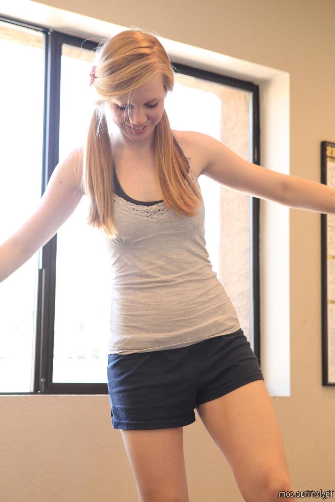Taylortrue Taylor Naughty dans le gymnase