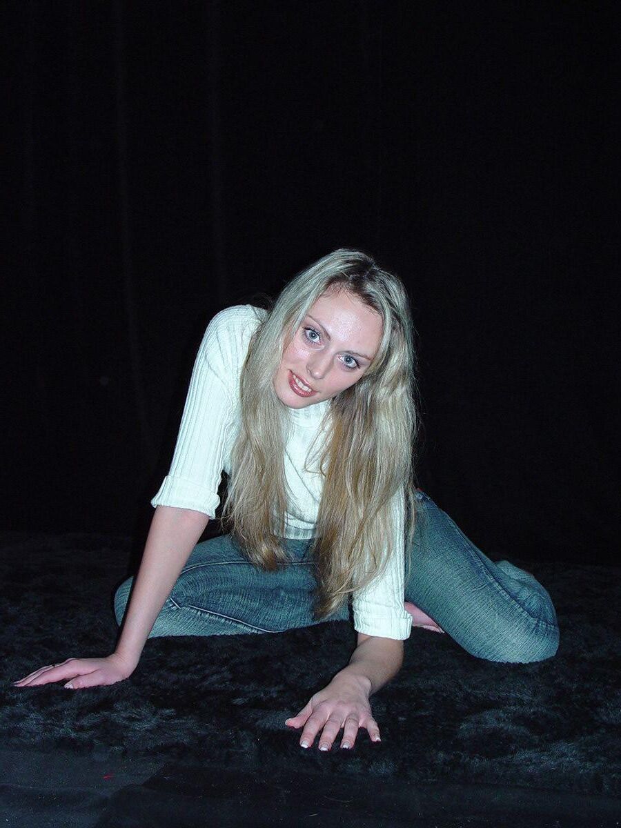 Blonde dans des casseroles en jeans