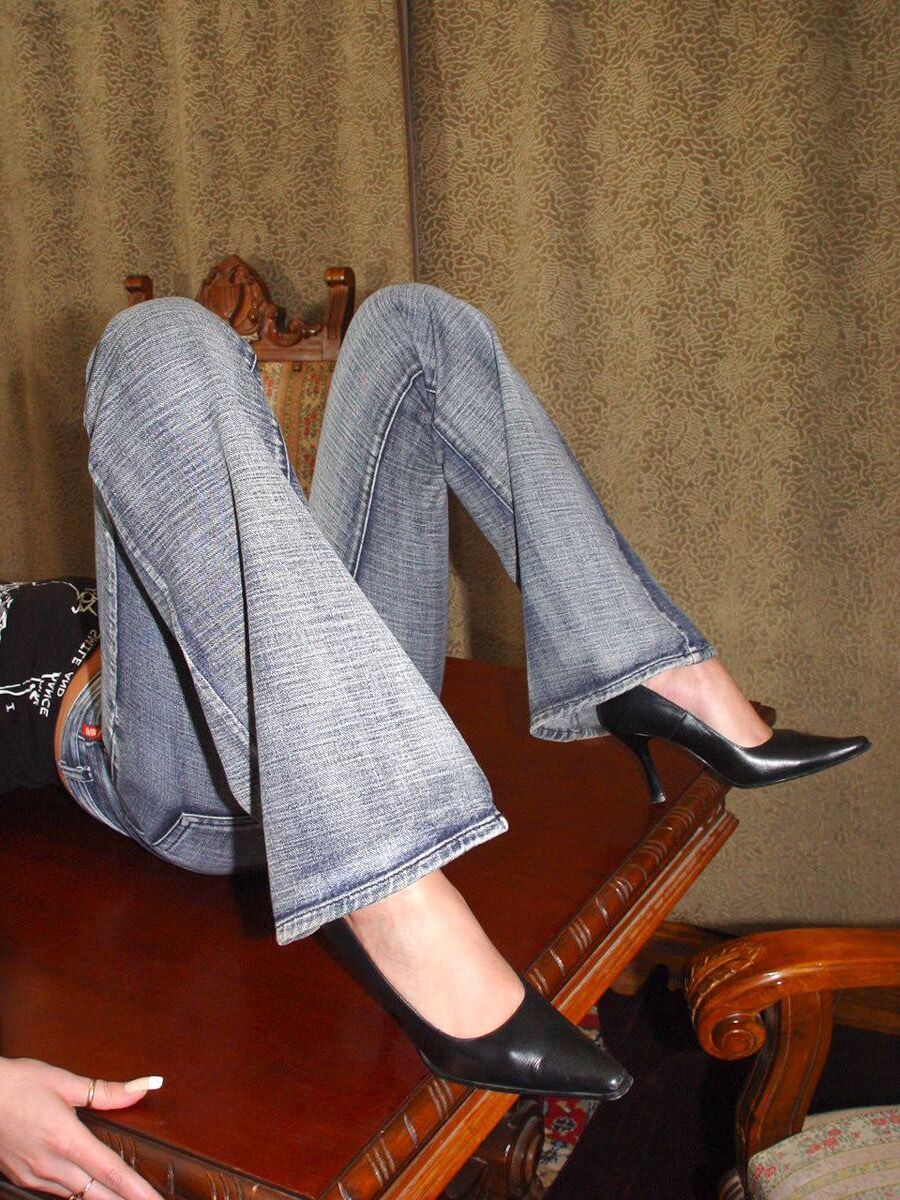 Blonde en casseroles en jeans jouant avec un gode