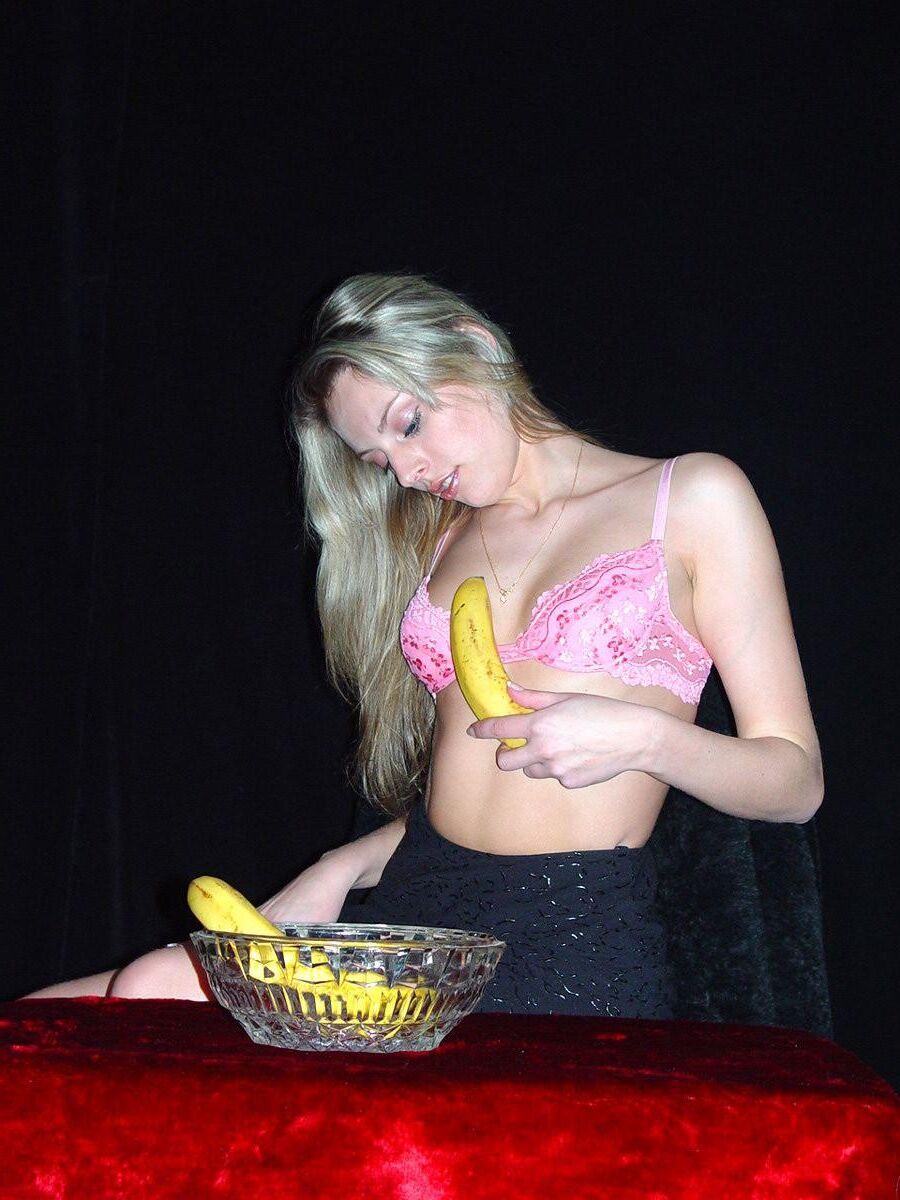 Blonde sexy jouent avec des fruits