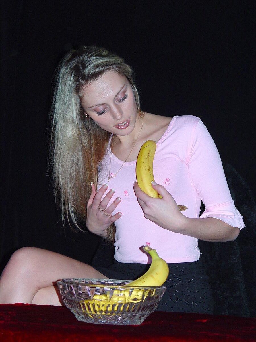 Blonde sexy jouent avec des fruits