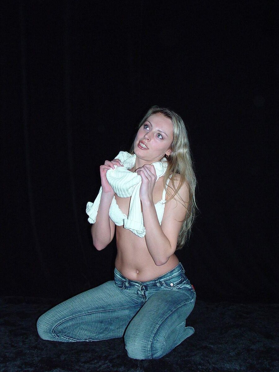 Blonde dans des casseroles en jeans