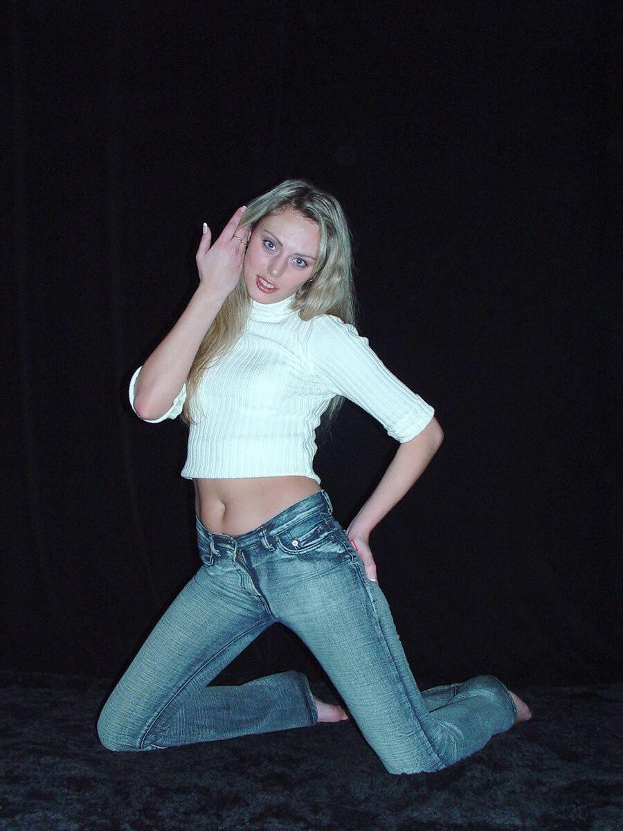 Blonde dans des casseroles en jeans
