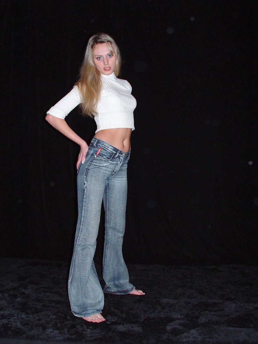 Blonde dans des casseroles en jeans