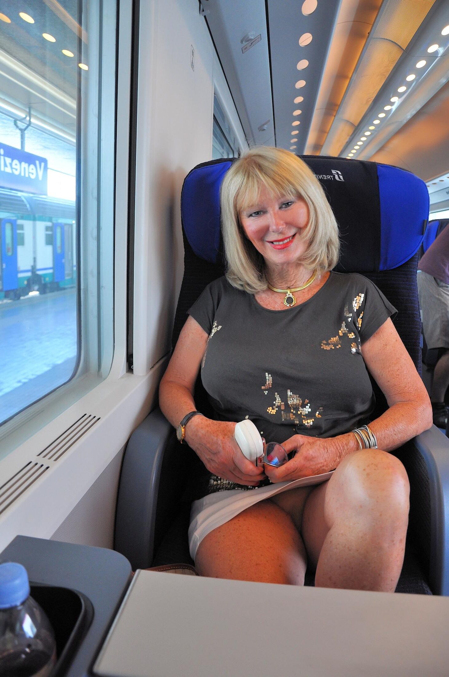 Notre charmante dame Diane's Squats and Upskirts!