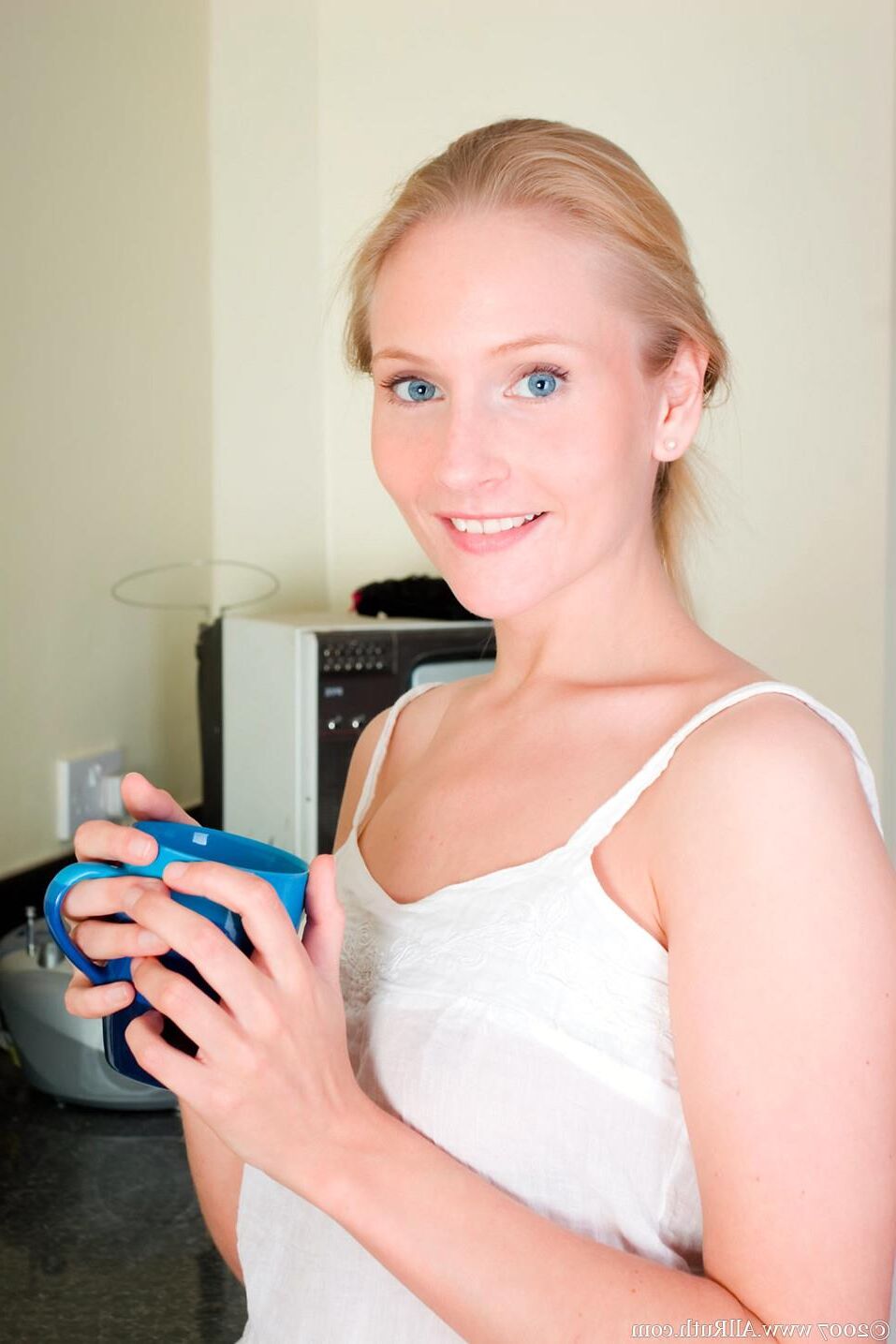 Belle blonde avec un gros doldo
