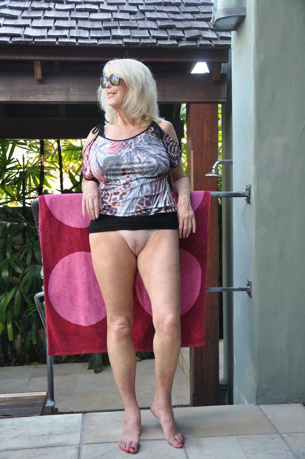 Notre charmante dame Diane's Squats and Upskirts!