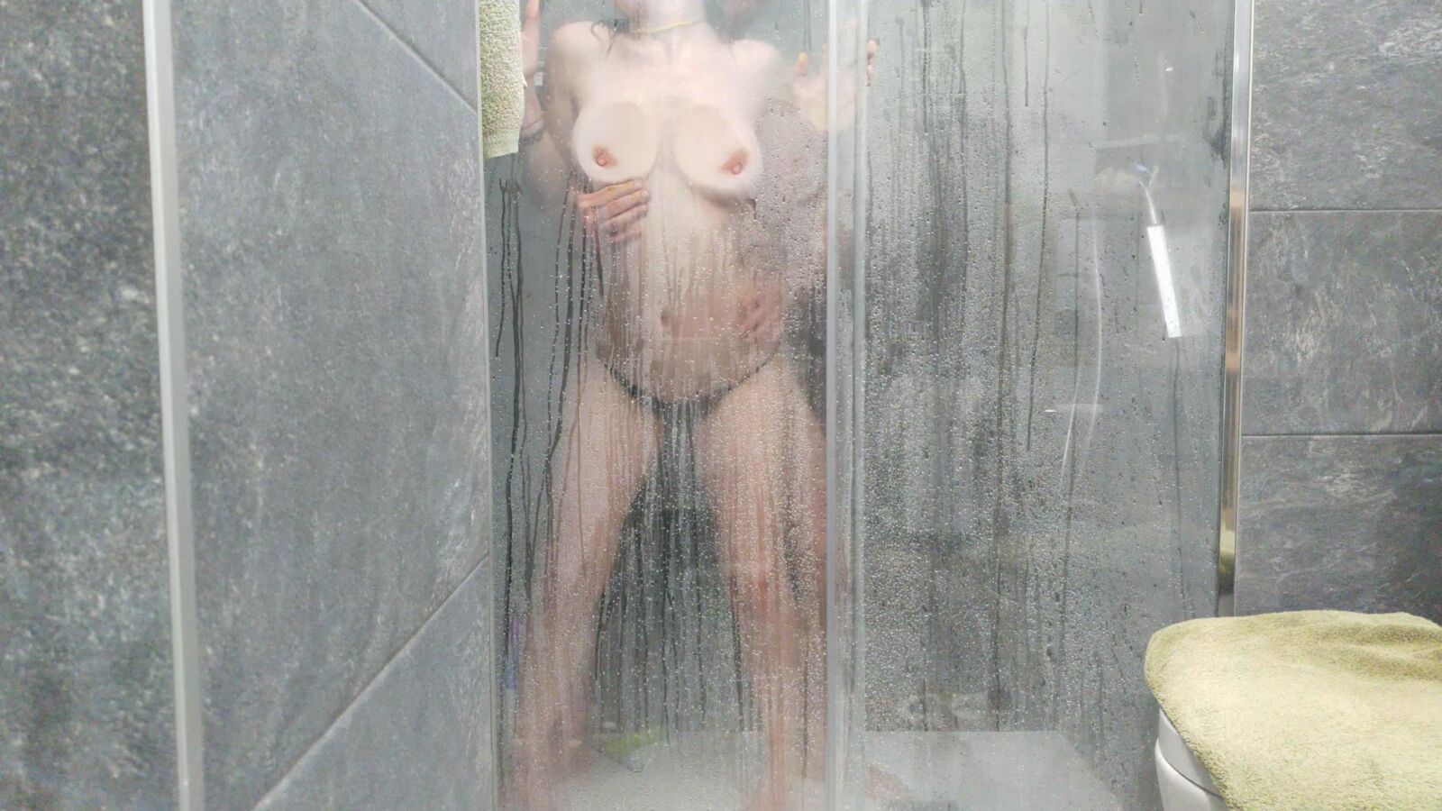 Baisé dur sous la douche