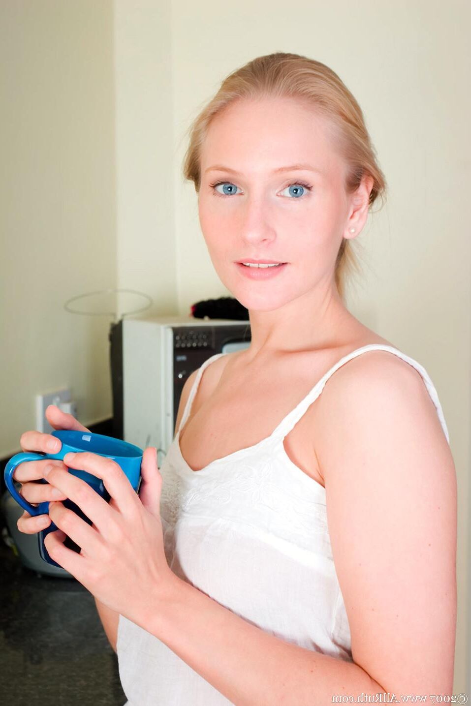 Belle blonde avec un gros doldo