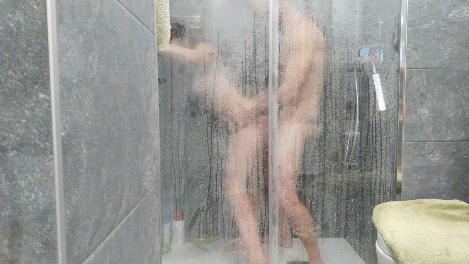 Baisé dur sous la douche
