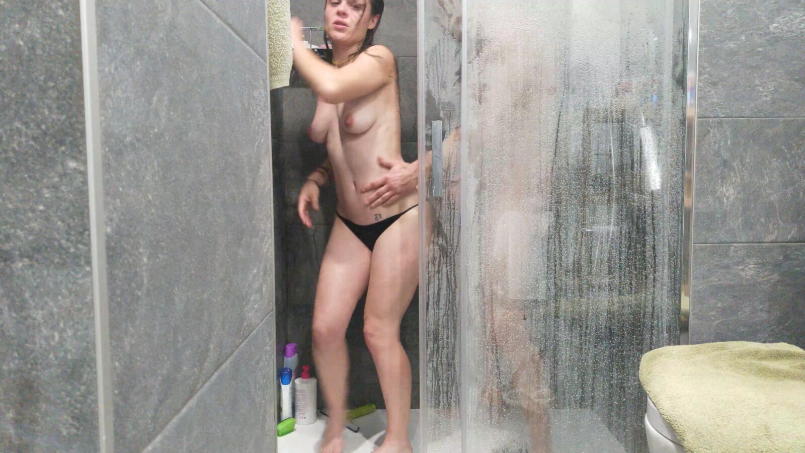 Baisé dur sous la douche