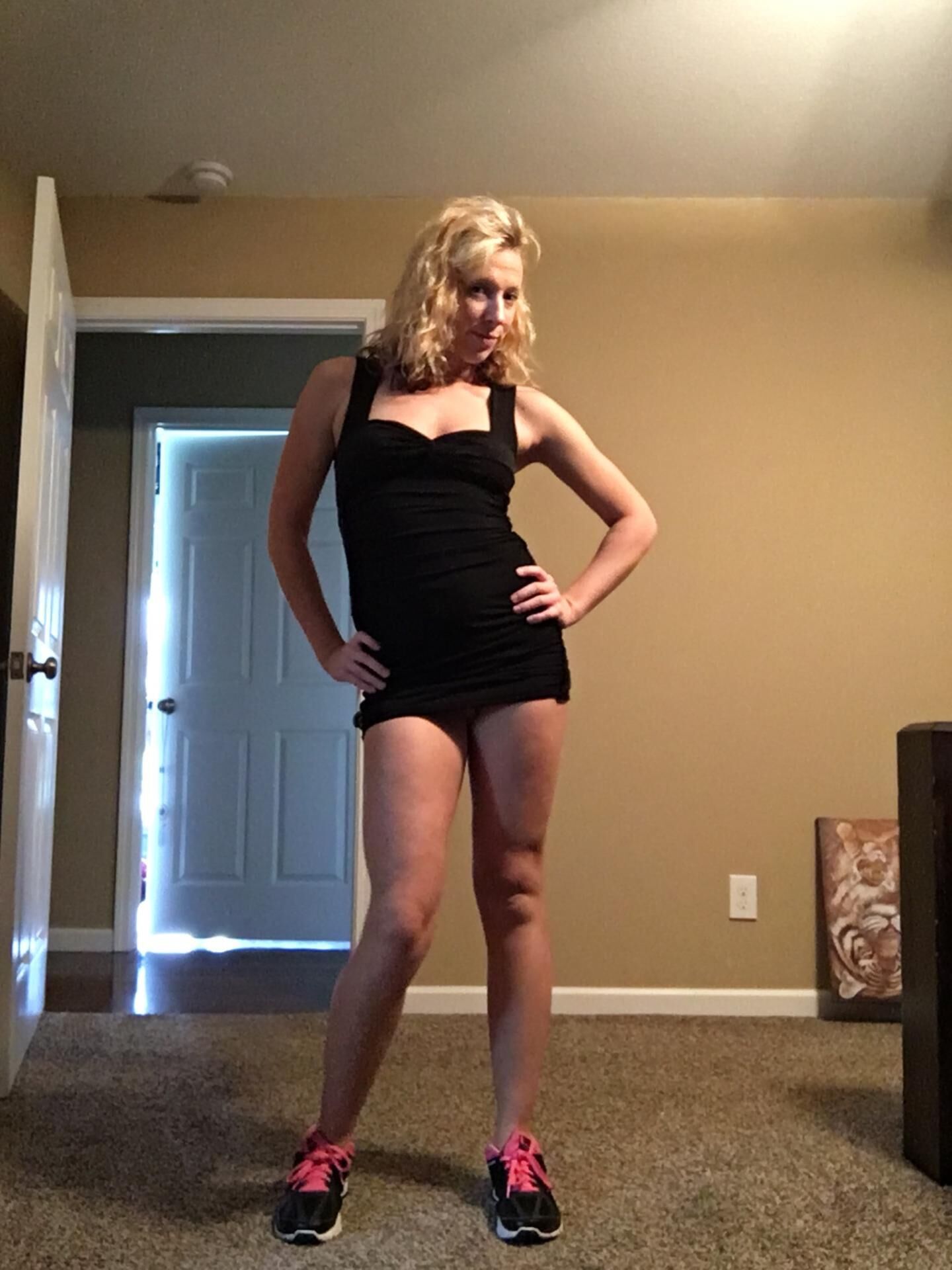 Blonde tn milf en lingerie noire
