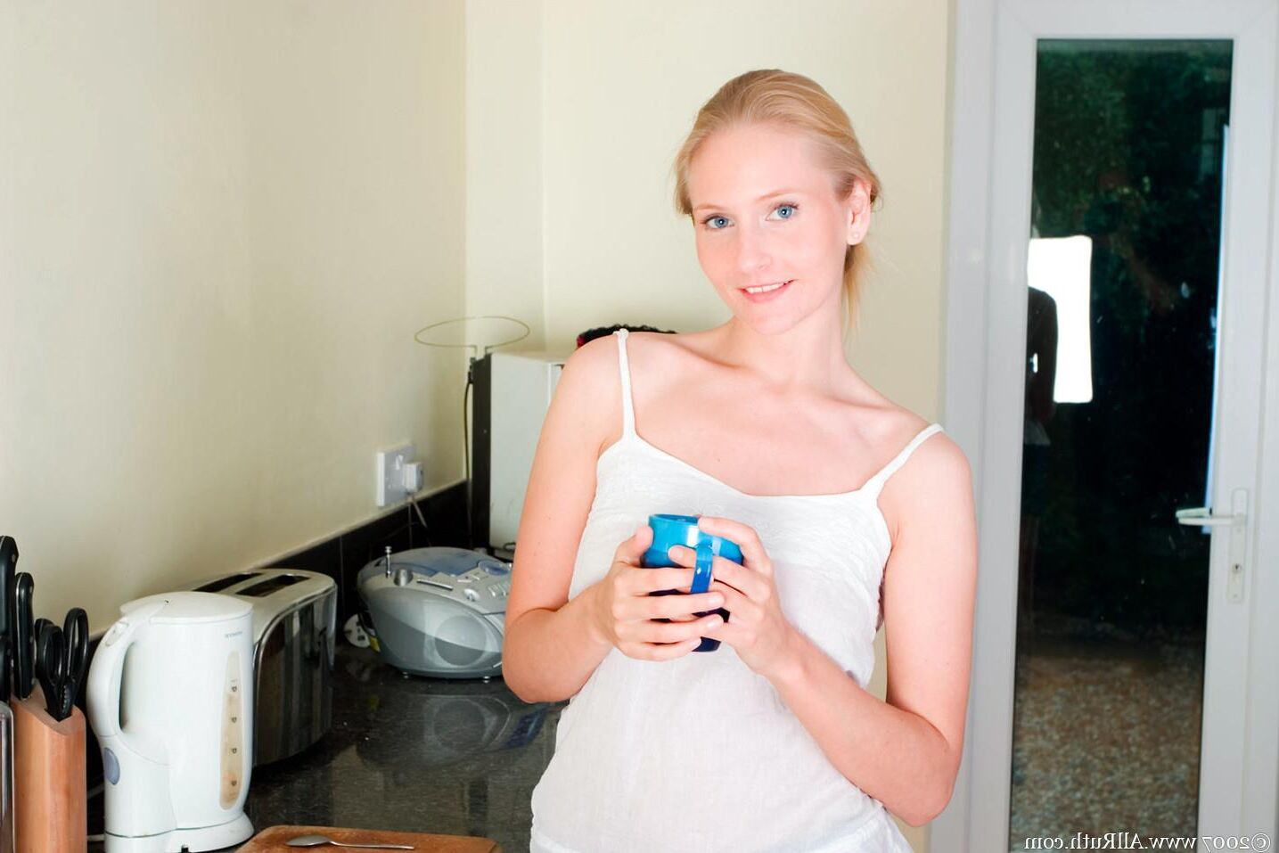 Belle blonde avec un gros doldo